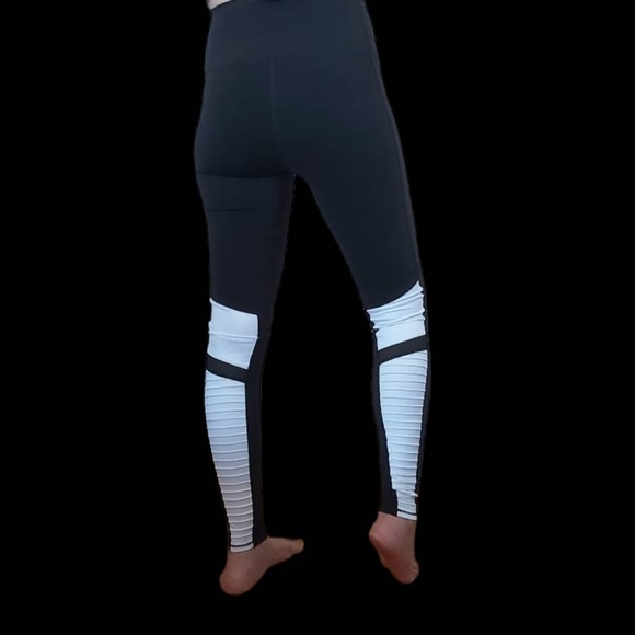 ALO Yoga  leggings . - Picture 13 of 14